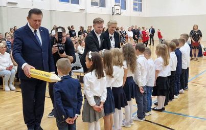 Zdjęcie do Pasowanie na ucznia w Szkole Podstawowej nr 2 im. Jana Walerego Jędrzejewicza w Płońsku