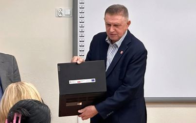 Zdjęcie do Pierwsze laptopy trafiły do 4-klasist&oacute;w ze Szkoły Podstawoej nr 1 im. Bolesława Chrobrego w Płońsku