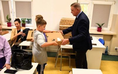 Zdjęcie do Kolejne laptopy trafiły do uczni&oacute;w płońskiej szkoły