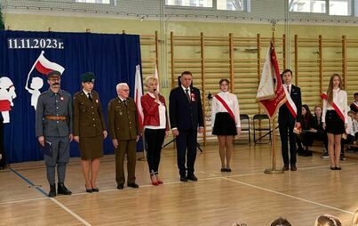Zdjęcie do Uroczysty apel z okazji 11 Listopada w Szkole Podstawowej Nr 3 im. Stanisława Wyspiańskiego w Płońsku