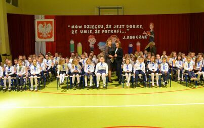 Zdjęcie do Ślubowanie w Szkole Podstawowej nr 4 im. Papieża Jana Pawła II w Płońsku
