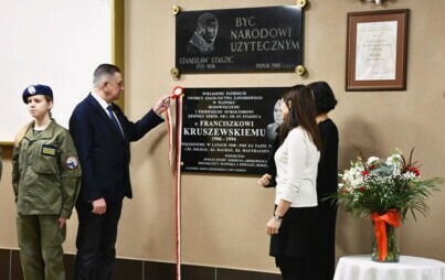Zdjęcie do Uroczyste odsłonięcie tablicy pamiątkowej poświęconej Franciszkowi Kruszewskiemu