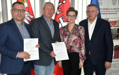 Zdjęcie do Burmistrz Miasta Płońsk Andrzej Pietrasik podpisał 3 umowy w ramach tzw. &quot;pożytku publicznego&quot;