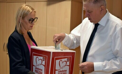 Zdjęcie do Pracownicy urzędu pomagają