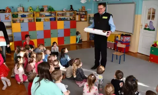 Zdjęcie do Wizyta Komendanta Straży Miejskiej w Płońsku w Przedszkolu Przyjaci&oacute;ł Kubusia Puchatka&nbsp;