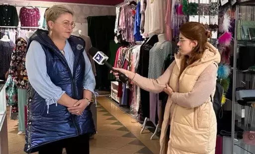 Zdjęcie do Z kamerą u jednego z naszych partner&oacute;w programu Płońska Karta Mieszkańca &nbsp;