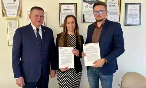 Zdjęcie do Umowa na budowę boiska przy ul. Kopernika wraz z obiektami rozgrzewkowymi podpisana&nbsp;