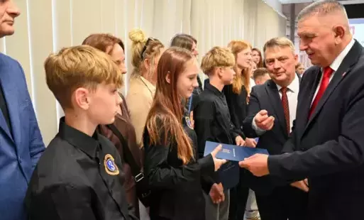 Zdjęcie do Wręczenie awans&oacute;w zawodowych nauczycielom oraz nagr&oacute;d uczniom i sportowcom podczas sesji Rady Miejskiej w Płońsku