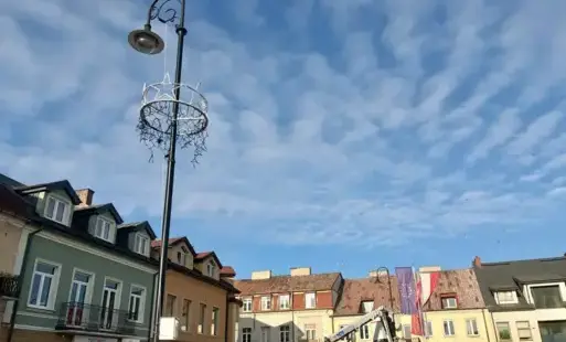 Zdjęcie do Trwa montaż latarniowych dekoracji świątecznych typu LED