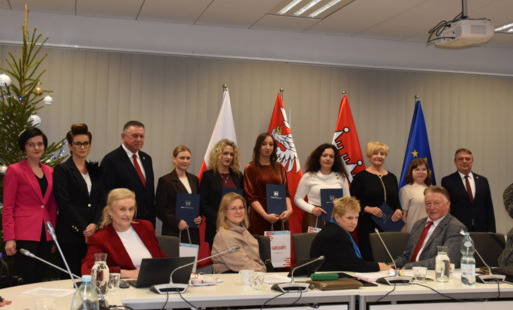 Zdjęcie do Sesja Rady Miejskiej w Płońsku pełna gratulacji i wyr&oacute;żnień