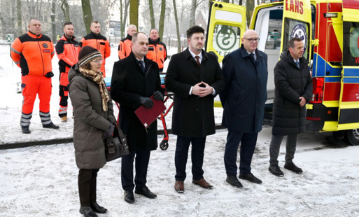 Zdjęcie do Płoński szpital z nowymi karetkami i sprzętem medycznym