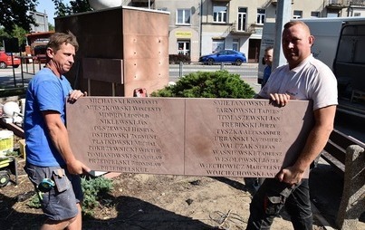 Zdjęcie do  Tablica z nazwiskami os&oacute;b walczących o niepodległość w latach 1914-1920 pochodzących z terenu Płońska i ziemi płońskiej