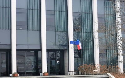 Zdjęcie do Flagowy protest samorząd&oacute;w