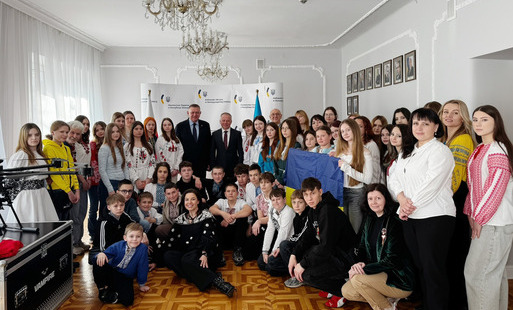Zdjęcie do Dzieci z Ukrainy odwiedziły Ambasadę w Warszawie