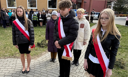 Zdjęcie do Apel Katyński w Szkole Podstawowej Nr 3 im. Stanisława Wyspiańskiego w Płońsku