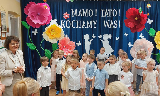 Zdjęcie do Wzruszające chwile z okazji Dnia Mamy i Taty w Przedszkolu nr 1