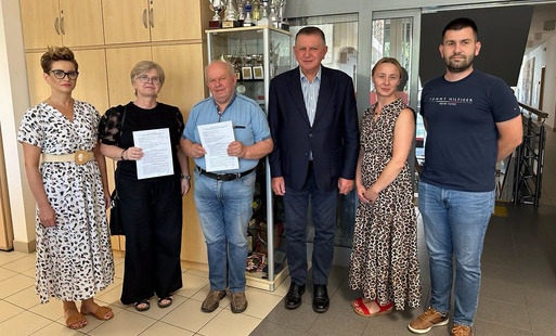 Zdjęcie do Umowa na przygotowanie dokumentacji dla Przedszkola Nr 5 im. Jasia i Małgosi w Płońsku podpisana&nbsp;