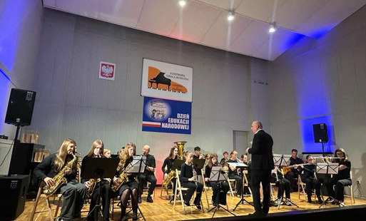 Zdjęcie do Rozpoczął się sezon uroczystych pasowań na uczni&oacute;w