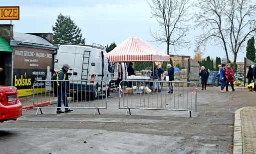 Zdjęcie do Ogłoszenie o przetargu ustnym nieograniczonym na dzierżawę miejsc handlowych przed cmentarzem parafialnym w Płońsku od strony ulicy Wolności