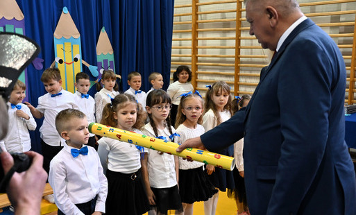 Zdjęcie do Pasowanie na ucznia w Szkole Podstawowej nr 1 im. Bolesława Chrobrego w Płońsku 